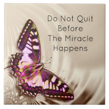 Uma borboleta rosa sobre um fundo de cetim creme