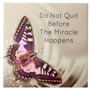 Uma borboleta rosa sobre um fundo de cetim creme