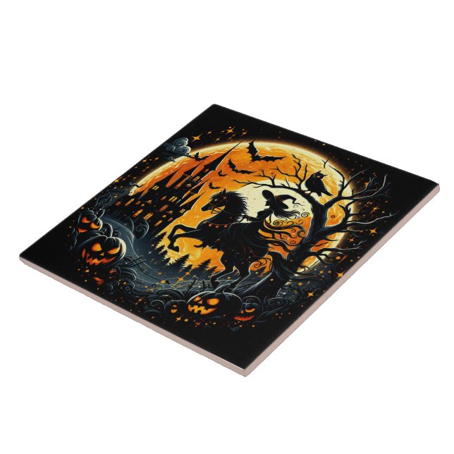 Uma bruxa caminha sob uma lua de colheita assustad (Lateral)