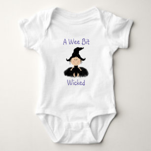 Uma camisa pequena má da bruxa do Dia das Bruxas