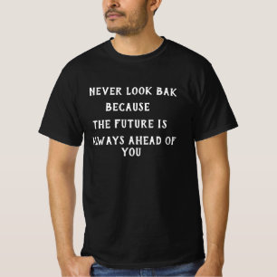 Uma camisa preta clara e maravilhosa feita de