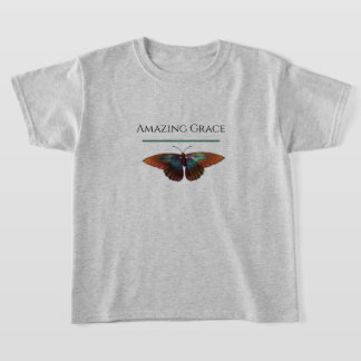 Uma camiseta de Grace com uma borboleta