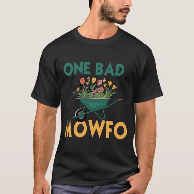 Uma Camiseta engraçada de cuidados com o gramado O (Frente)