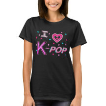 Uma camiseta fofa com um coração e K-Pop