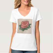 Uma Camiseta rosa v-pescoço com desenho rosa