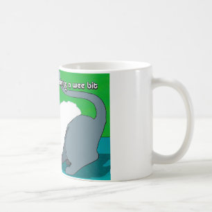 Uma caneca bonita com Gatinho escondida sob o chap