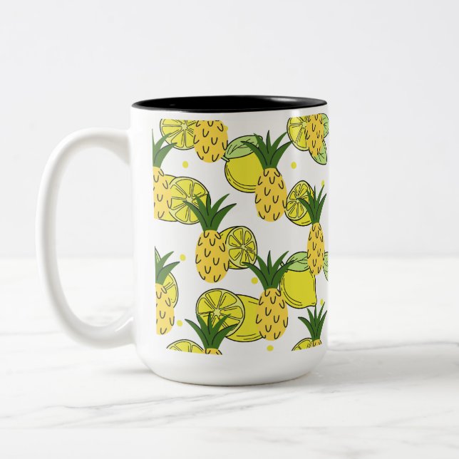 uma caneca cheia de beleza de fruta quente (Esquerda)