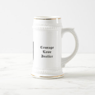 Uma caneca com seu possui muito a brasão