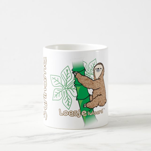 Uma caneca com uma imagem de uma preguiça nela (Centro)