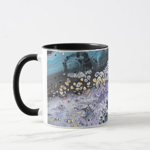 Uma caneca de café com trabalho de arte púrpura e