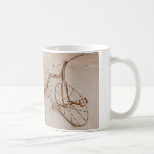 uma caneca de café com uma foto de um velho tricic (Direita)