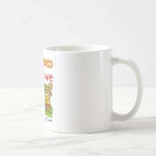 Uma caneca de café do rastejamento do bar do amor