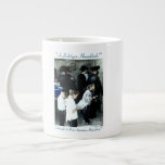 Uma caneca de Hanukkah<br><div class="desc">Esta caneca de Chanukah mostra uma fotografia de judeus rezando no Muro da Vela em Jerusalém. O texto na caneca diz "A Lichtiger Hanukkah!" no topo e "Um Hanukkah brilhante, brilhante e luminoso!" no fundo. A imagem captura um momento de significância cultural e religiosa, fazer-a como um presente ou guardião...</div>
