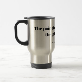 Uma caneca de viagem com citação inspiradora para