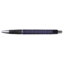 Uma caneta preta e prateada com um roxo decorativo