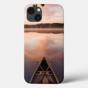 Uma canoa repousa na margem do lago Pawtuckaway