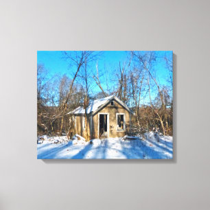 Uma casa velha nas canvas da neve
