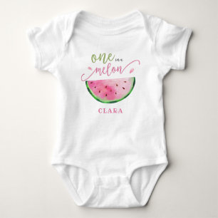 Uma em uma camiseta Melon First Birthday