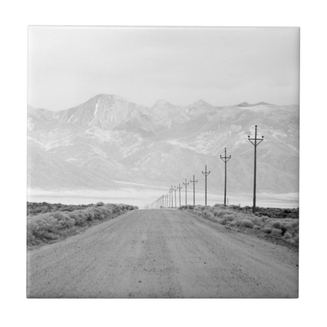Uma estrada solitária e montanhas das linhas (Frente)