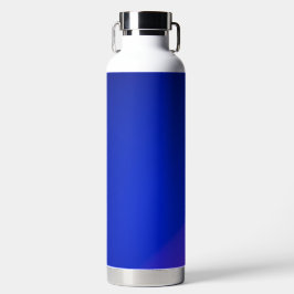 Uma garrafa de água isolada azul elegante com uma