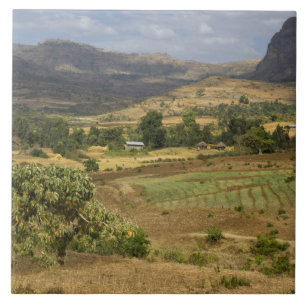 Uma grande vista panorâmica de uma grande montanha