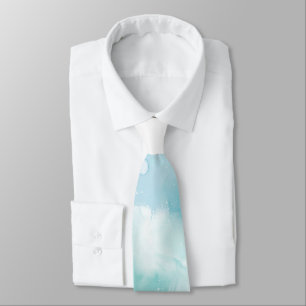 Uma gravata branca apresenta um azul pastel suave