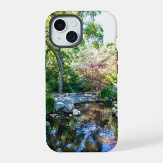 uma lagoa rippling no jardim de Descanso