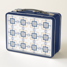 Uma lancheira de metal azul e branco com um padrão