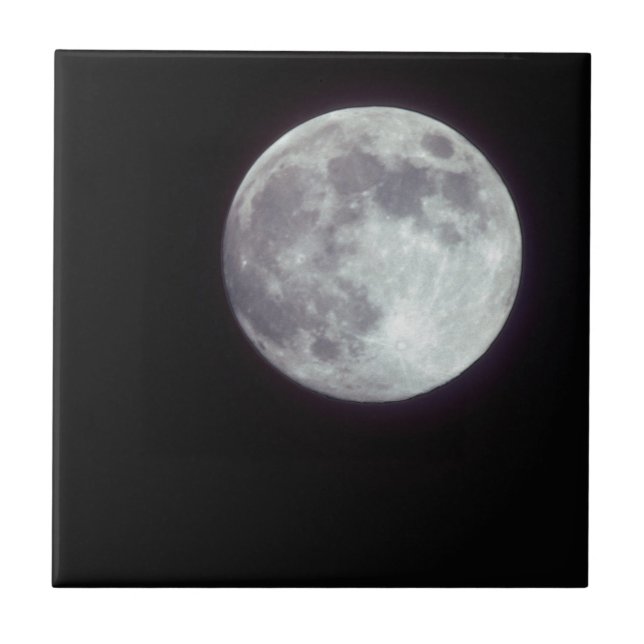 Uma lua cheia brilhante em um céu noturno negro (Frente)