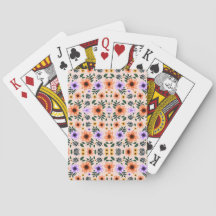 Uma mão segura um leque de cartas de baralho
