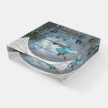 Uma mulher com um vestido azul num balanço