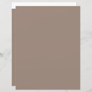 uma parede marrom com um relógio