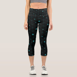 Uma pessoa usa leggings capri pretas 