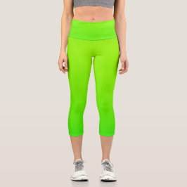 Uma pessoa usa leggings capri verde neon brilhante