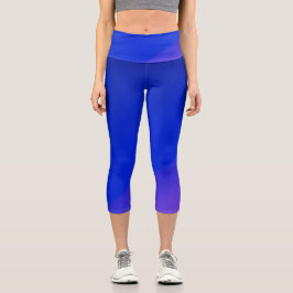Uma pessoa vestindo leggings azuis vibrantes 