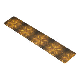 Uma pulseira decorativa apresenta intrincados dour