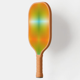 Uma raquete de pickleball laranja com uma empunhad