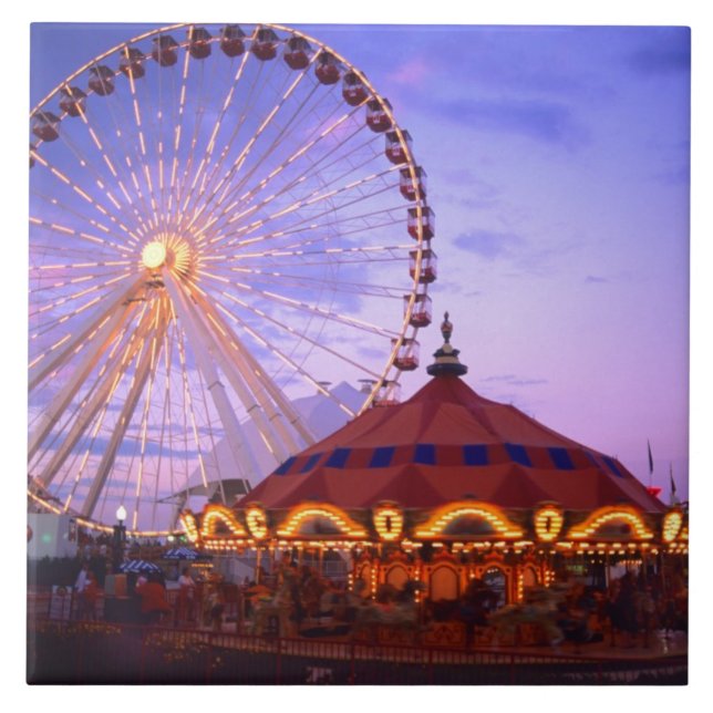 Uma roda e um carrossel no Marinho Pier in (Frente)