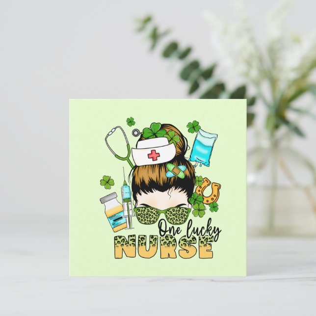 Uma Rua de Enfermeira Sortuda. (Em pé/Frente)