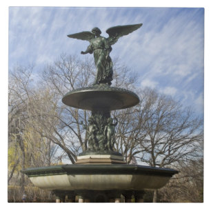 Uma seca fonte Bethesda no inverno em Central Park