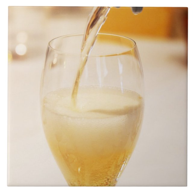 Uma taça de flûte sendo enchida com Gosset (Frente)