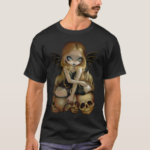 Uma vela na camisa gótico escura da fada do crân