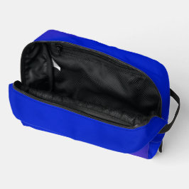 Uma vibrante bolsa com zíper azul com um sutil 