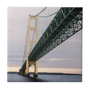 Uma vista da ponte Mackinac a partir do Lago Michi