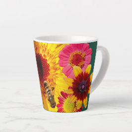 Uma xícara de latte de flor colorida e diversão de