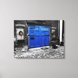 umas canvas azuis da porta