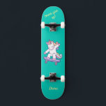 Unicórnio em skate para crianças<br><div class="desc">Unicorn no skate com legendas personalizadas Unicorn Personalizado skate CLIQUE em PERSONALIZAR MODELO OPTION E INSIRA o NAME. você também pode personalizar outras legendas. Legal skate projetado com cores vivas e para o fundo e um unicórnio funky andando de skate. Este skate faz uma ideia de presente de excelente para...</div>
