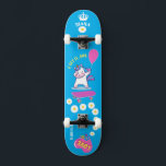 Unicórnio no skate com legendas personalizadas<br><div class="desc">CLIQUE EM PERSONALIZAR OPÇÃO DE MODELO DO Unicorn Personalizado no Skateboard E DIGITE O NOME. você também pode personalizar outras legendas. Legal skate projetado com cores vivas e para o fundo e um unicórnio funky andando de skate. Este skate faz uma ideia de presente de excelente para um amante de...</div>