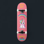 Unicórnio no skate com legendas personalizadas<br><div class="desc">Unicorn no skate com legendas personalizadas Unicorn Personalizado skate CLIQUE em PERSONALIZAR MODELO OPTION E INSIRA o NAME. você também pode personalizar outra legenda. Legal skate projetado com cores vivas e para o fundo e um unicórnio funky andando de skate. Este skate faz uma ideia de presente de excelente para...</div>