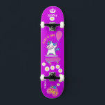 Unicórnio no skate com legendas personalizadas<br><div class="desc">CLIQUE EM PERSONALIZAR OPÇÃO DE MODELO DO Unicorn Personalizado no Skateboard E DIGITE O NOME. você também pode personalizar outras legendas. Legal skate projetado com cores vivas e para o fundo e um unicórnio funky andando de skate. Este skate faz uma ideia de presente de excelente para um amante de...</div>